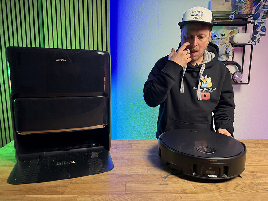 Die glänzende, etwas klobige Station des MOVA Z60 mit sichtbaren Fingerabdrücken.